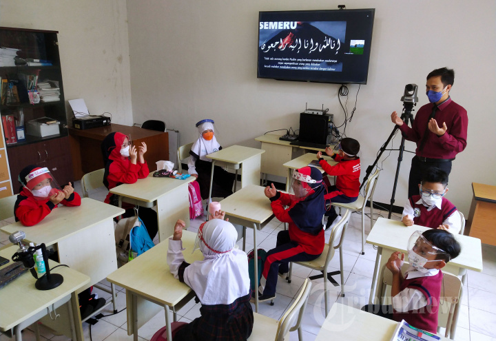 dhis-primary-bandung-gelar-doa-untuk-korban-gunung-semeru_20211208_193755